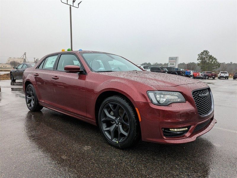 2023 Chrysler 300 Touring L RwdImage 2