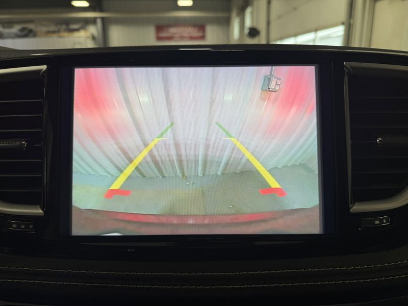 Used 2023 Chrysler Pacifica Touring LImage 13