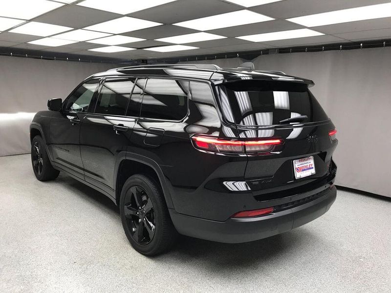 Used 2023 Jeep Grand Cherokee L AltitudeImage 2