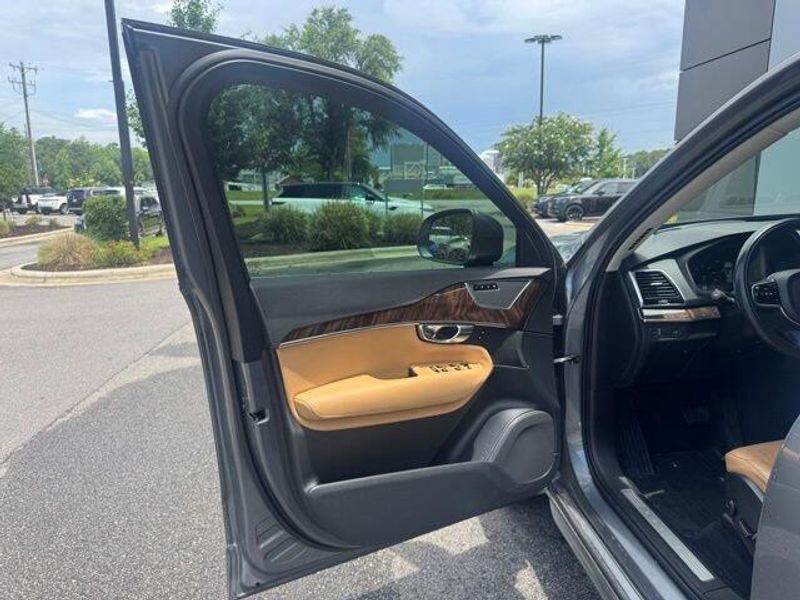 2016 Volvo XC90 T6 Momentum