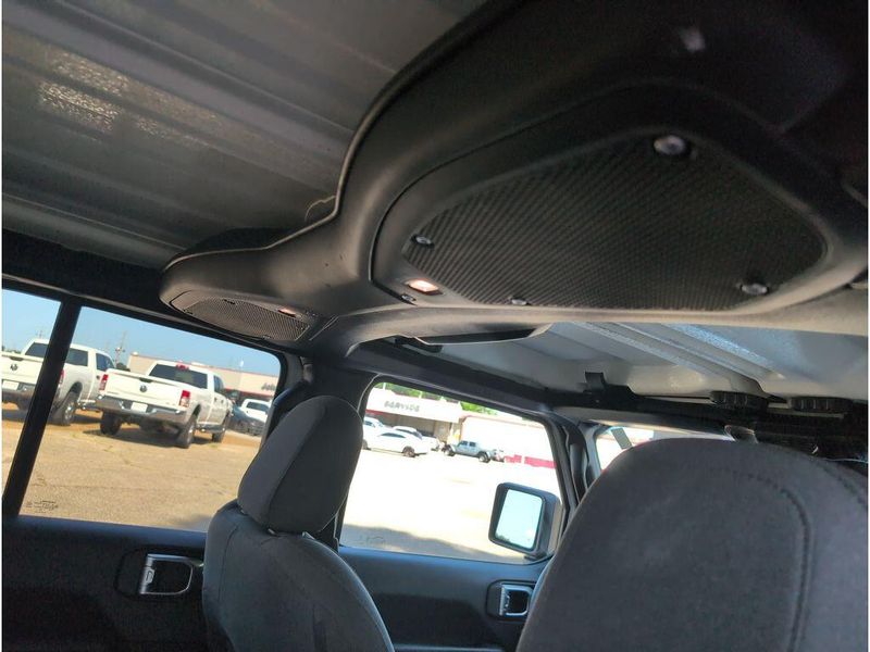 Used 2025 Jeep Wrangler SaharaImage 35