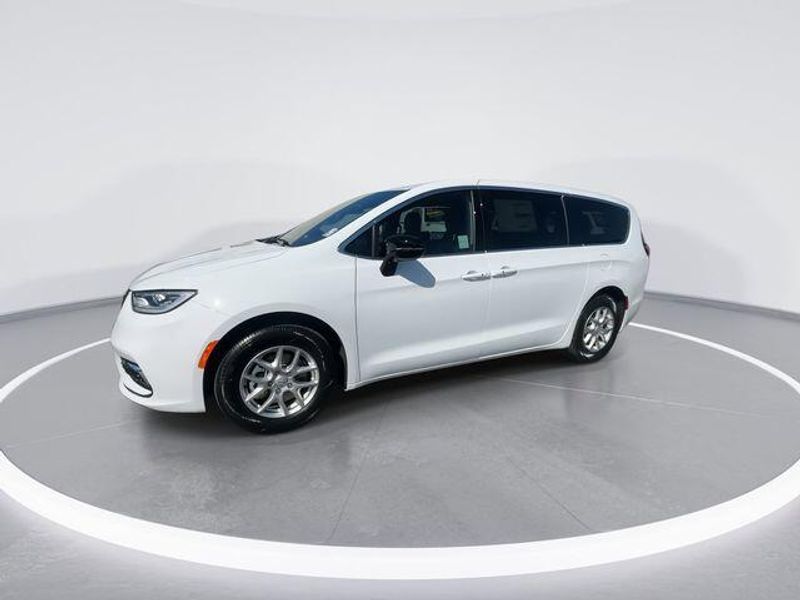 New 2026 Chrysler Pacifica SelectImage 4