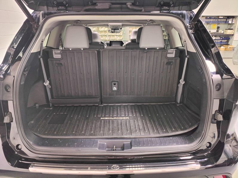 2021 Toyota Highlander Hybrid XLE AWD w/Sunroof/NavImage 13