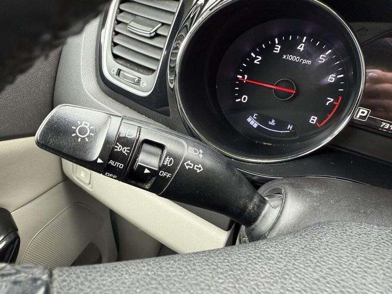 2017 Kia Sedona EX photo 18