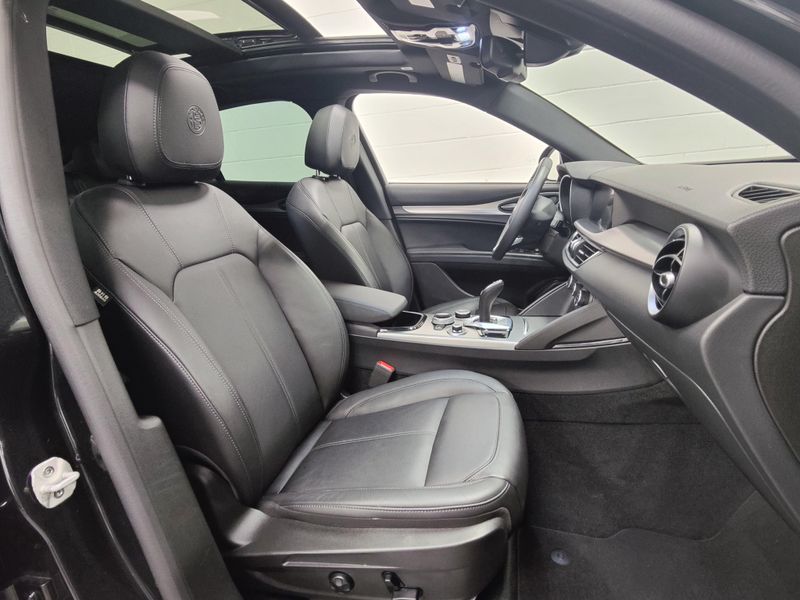 Used 2024 Alfa Romeo Stelvio Ti AWD w/Sunroof & NavImage 4