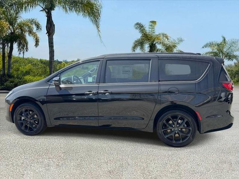 New 2027 Chrysler Pacifica Limited Awd