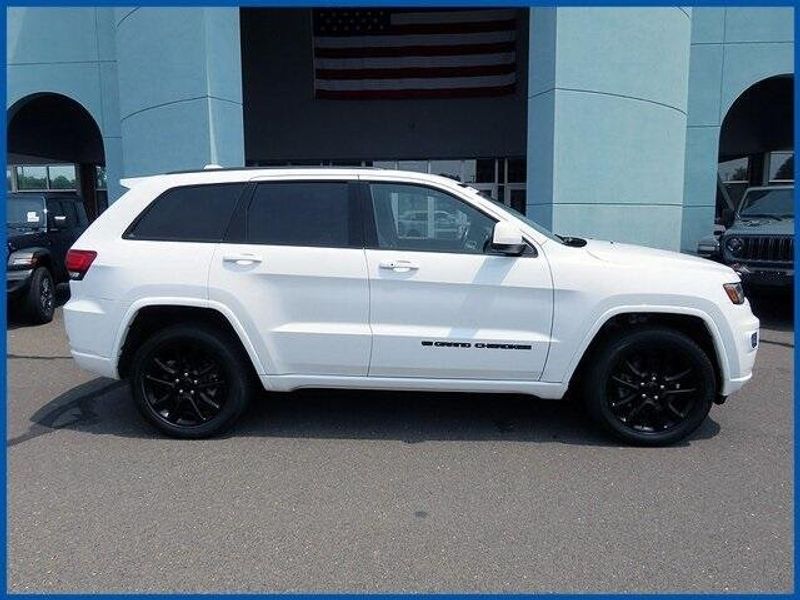 Used 2022 Jeep Grand Cherokee WK Laredo XImage 2