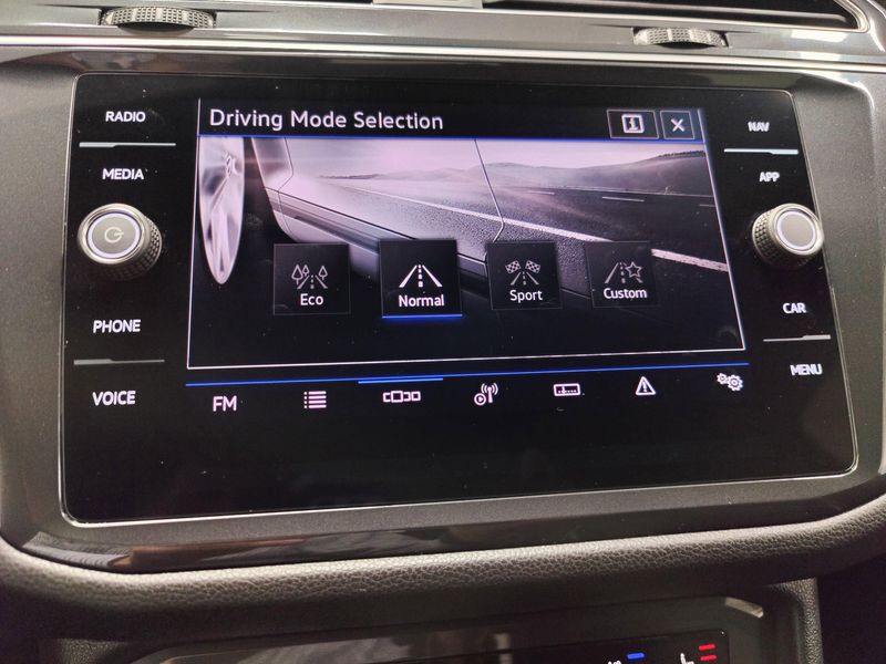 Used 2024 Volkswagen Tiguan AWD SEL R-Line w/Sunroof/NavImage 31