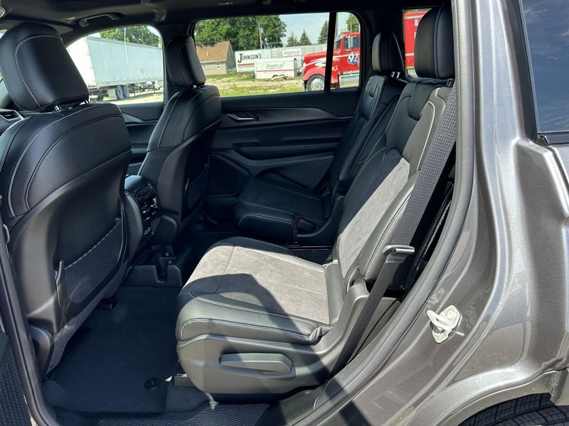 2024 Jeep Grand Cherokee L Altitude XImage 12