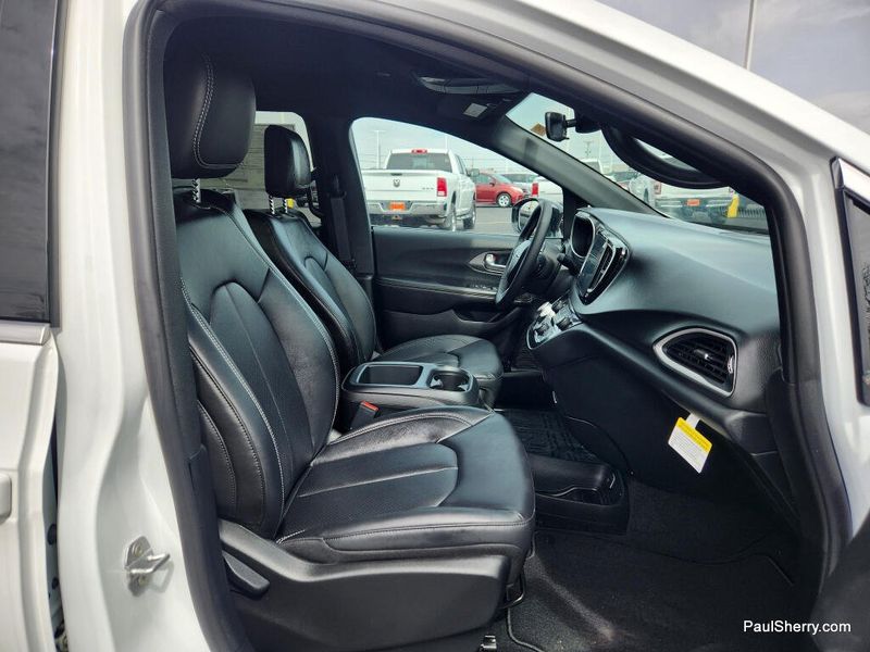 New 2026 Chrysler Voyager Lx