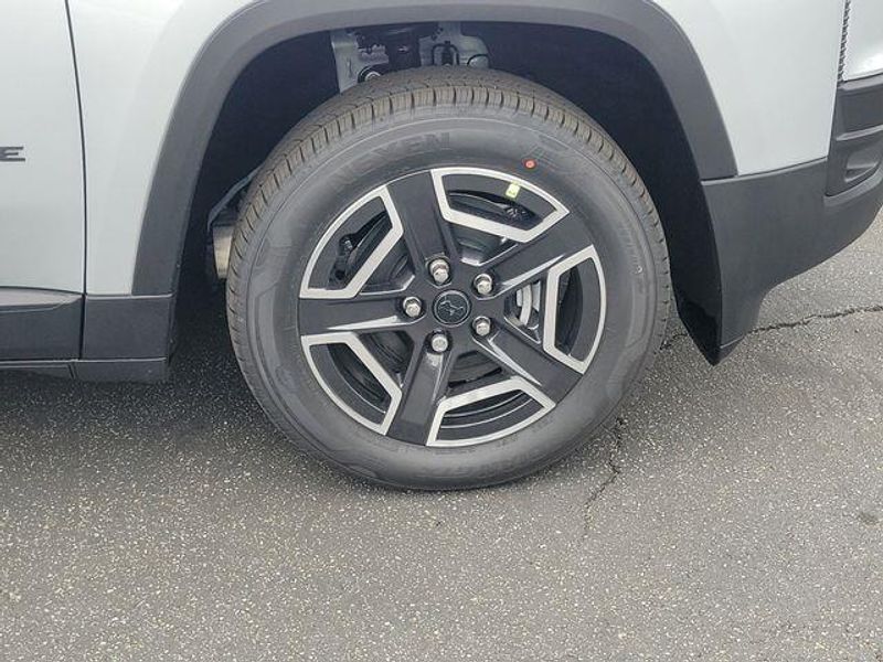New 2026 Jeep Cherokee Laredo 4x4