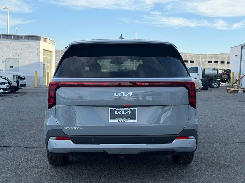 New 2027 Kia Carnival LXImage 6