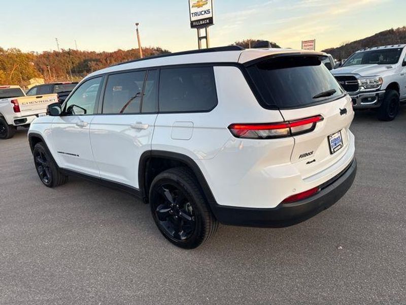 2023 Jeep Grand Cherokee Altitude photo 4