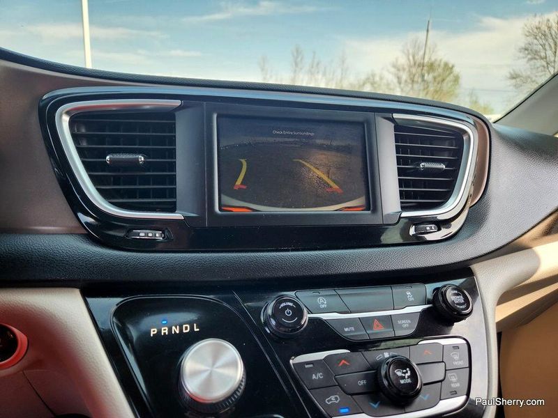 2023 Chrysler Voyager LXImage 3
