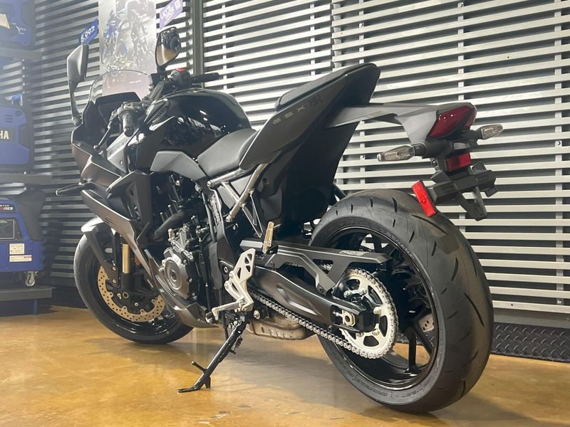 2025 Suzuki GSX-8R Image 5