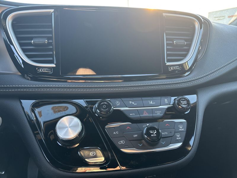 New 2026 Chrysler Pacifica SelectImage 29