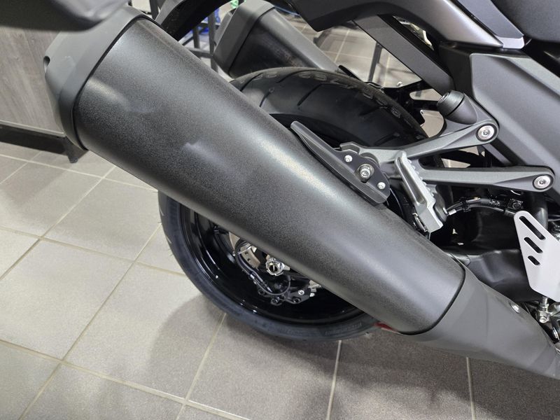 2025 Kawasaki NINJA ZX14R ABS METALLIC MATTE SOVEREIGN RED AND METALLIC FLAT SPARK BLACK AND METALLIC MATTE GRAPHITE GRAY Image 14
