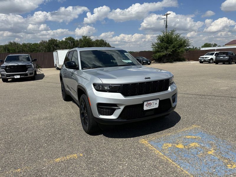 2024 Jeep Grand Cherokee Altitude 4x4Image 2