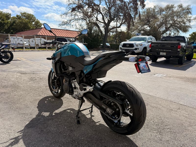 2025 BMW F 900 R Image 6