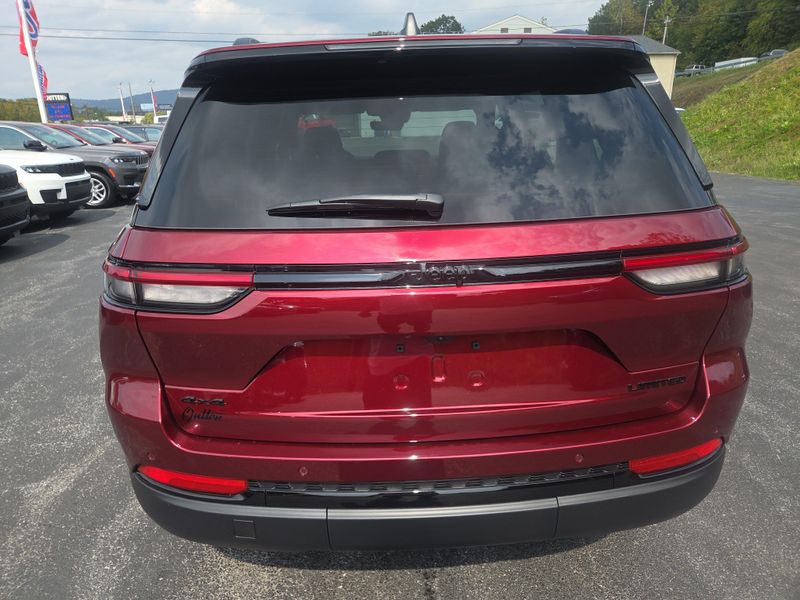 2025 Jeep Grand Cherokee Limited photo 3