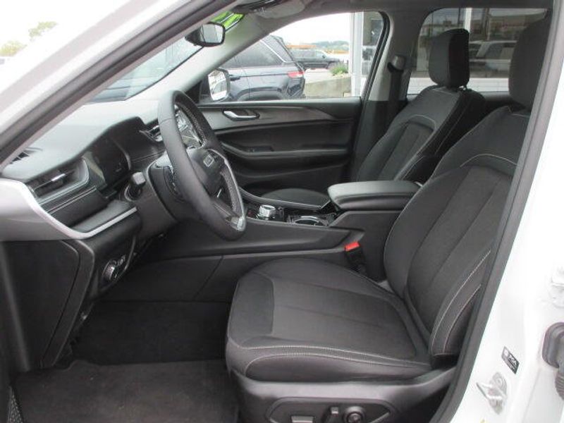 Used 2023 Jeep Grand Cherokee LaredoImage 16