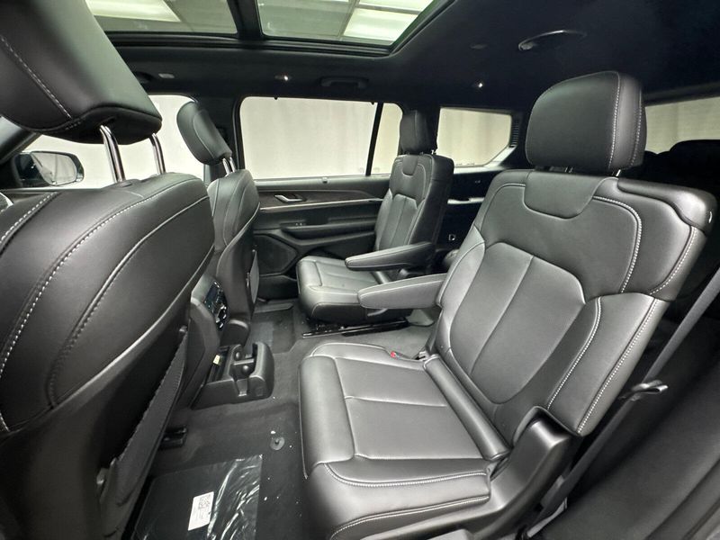 2025 Jeep Grand Cherokee L Limited 4x4Image 19