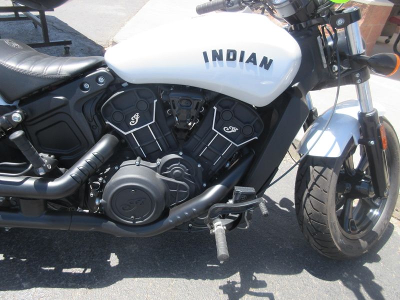 USED 2024 INDIAN MOTORCYCLE SCOUT BOBBER SIXTY ABS GHST WHT MTLC CAL Image 7