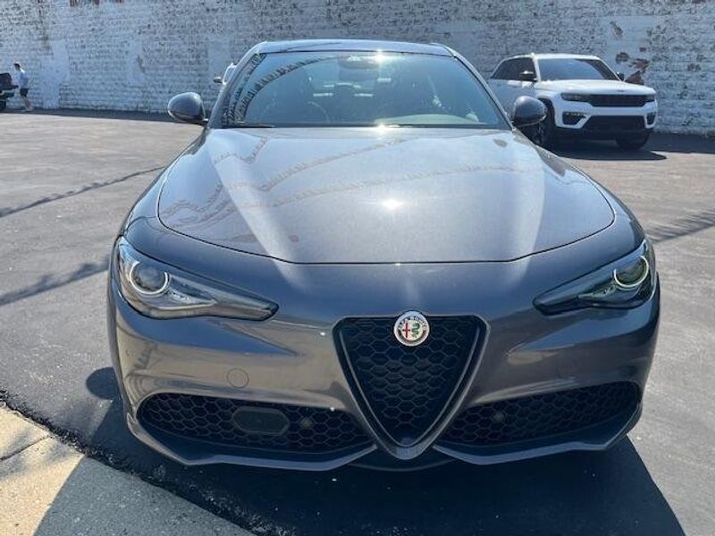 2022 Alfa Romeo Giulia Image 2