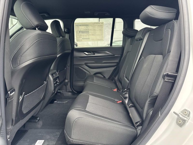 New 2026 Jeep Grand Cherokee Laredo 4x2