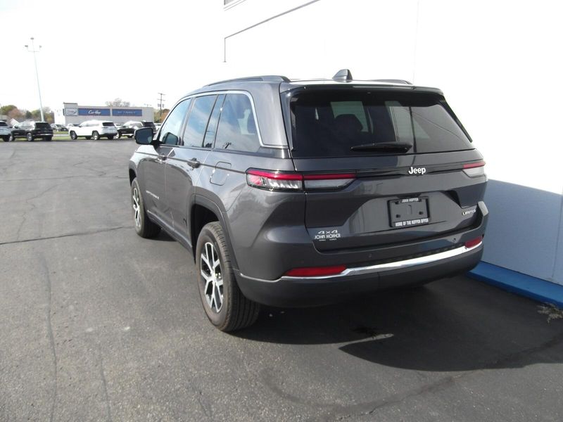 2025 Jeep Grand Cherokee Limited photo 3