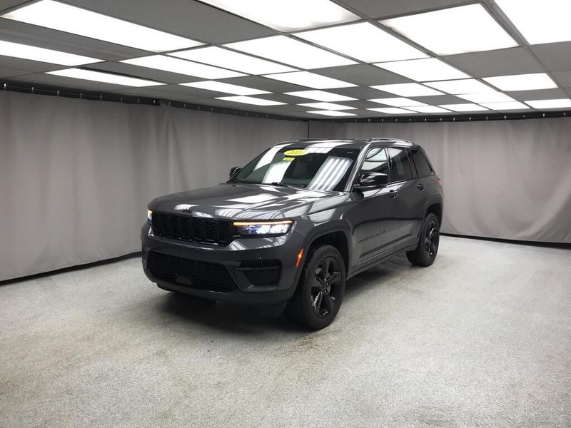 Used 2023 Jeep Grand Cherokee AltitudeImage 20