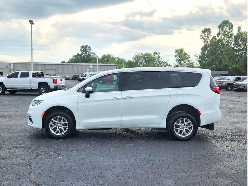 Used 2023 Chrysler Pacifica Touring L