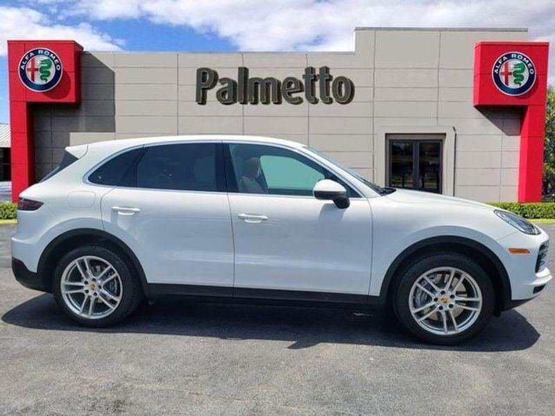 2021 Porsche Cayenne photo 3