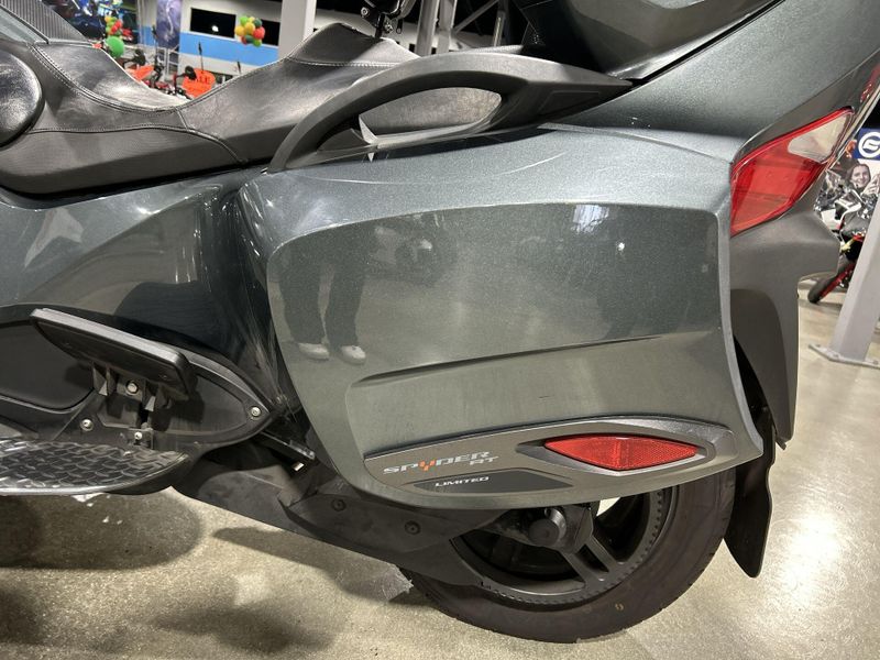 2018 Can-Am SPYDER RT-SE6  in a GREY exterior color. Del Amo Motorsports of Redondo Beach (424) 390-7811 delamomotorsports.com 