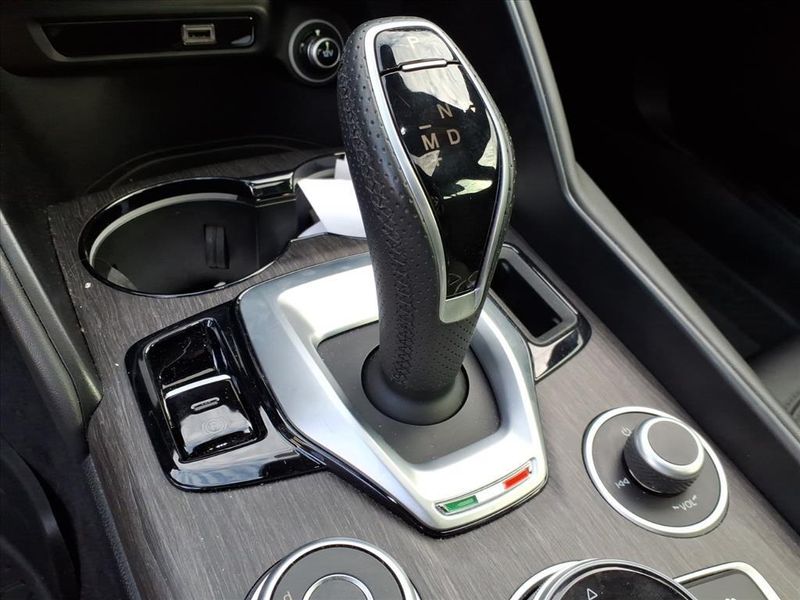 Used 2022 Alfa Romeo Giulia TiImage 24