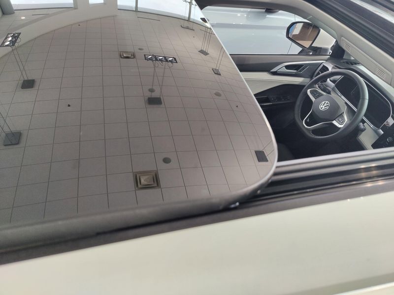 Used 2025 Volkswagen Taos SEL AWD w/Sunroof/NavImage 6