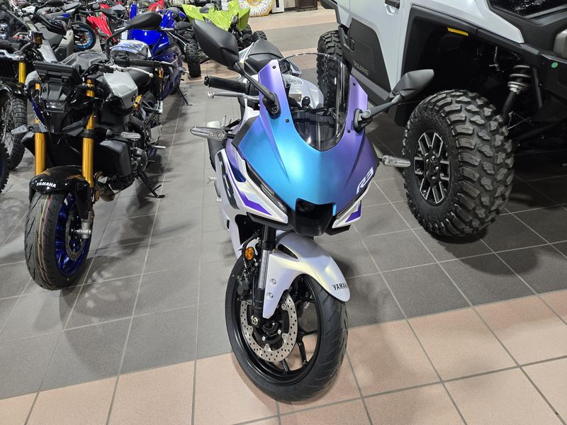2025 Yamaha YZFR3 ABS LUNAR WHITE AND NEBULA BLUE Image 5