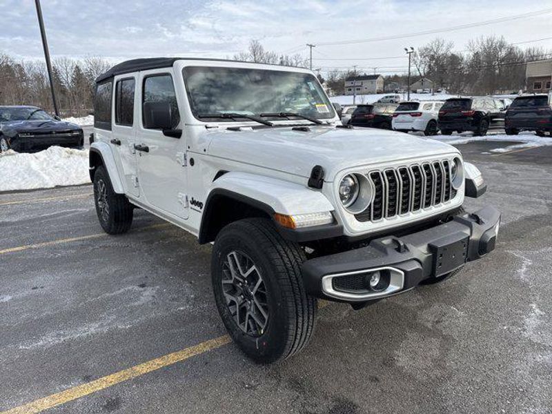 2025 Jeep Wrangler Unlimited Sahara photo 4