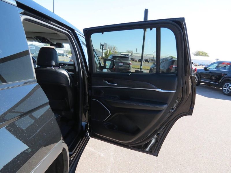 Used 2021 Jeep Grand Cherokee L Limited 4x4 4dr SUVImage 29