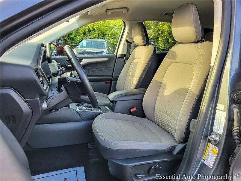 2022 Ford Escape SE photo 4