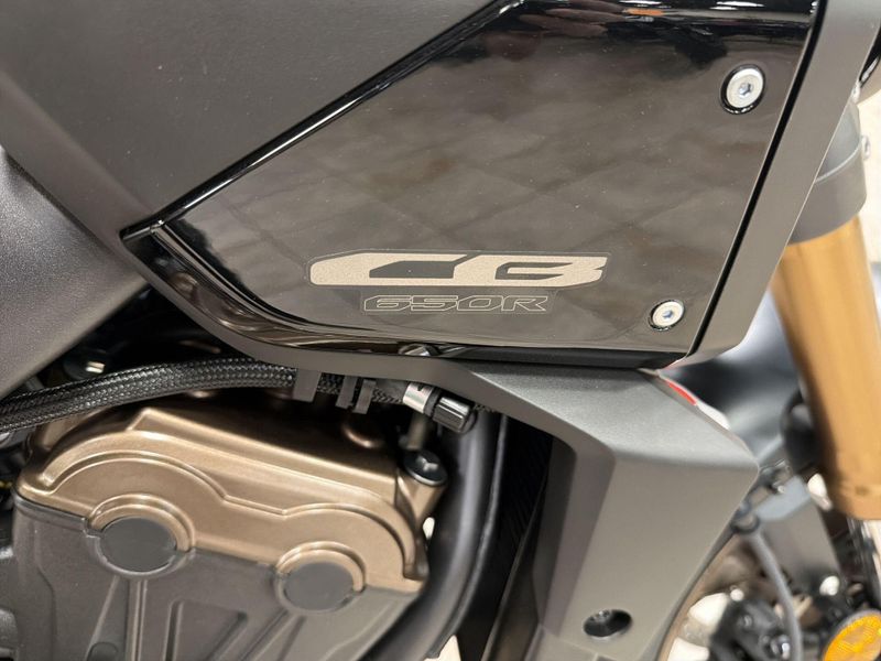 New 2026 Honda CB650R E-CLUTCH Image 27