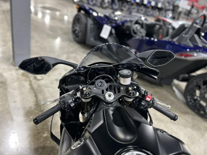2025 Yamaha YZF-R1 Image 17