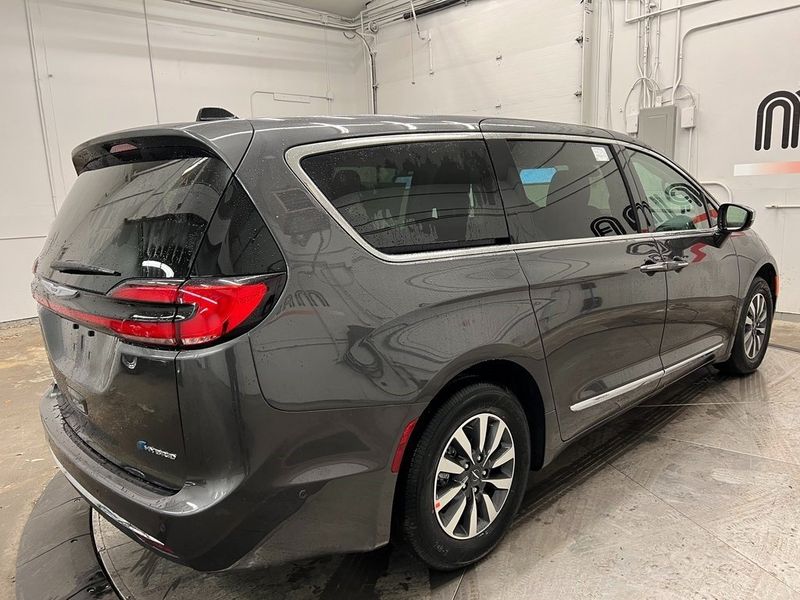 2023 Chrysler Pacifica Plug-In Hybrid LimitedImage 10