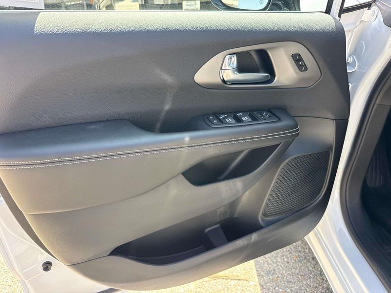 New 2027 Chrysler Pacifica Select Awd