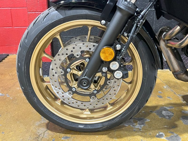 2025 Yamaha XSR700 Image 2