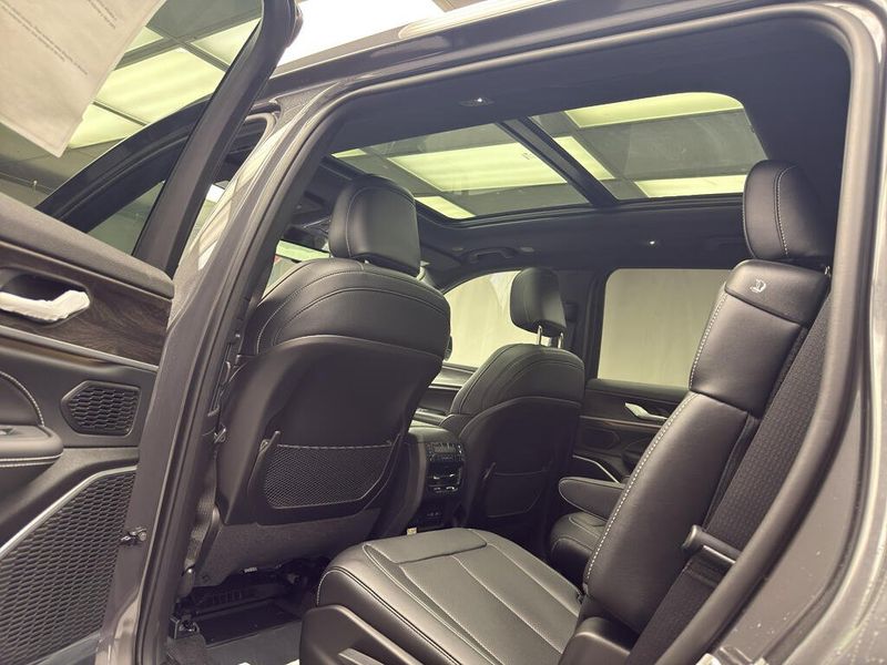 New 2026 Jeep Grand Cherokee L Limited Reserve 4x4Image 15