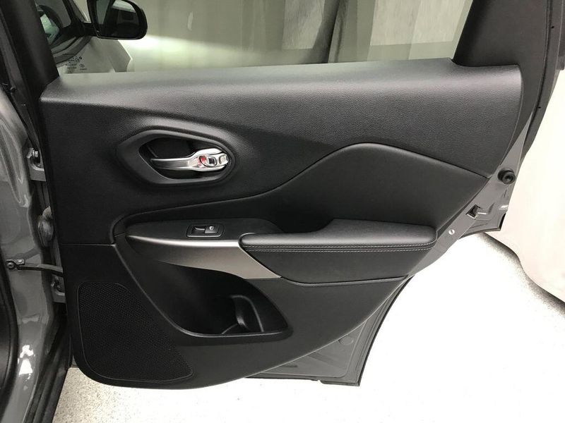 Used 2022 Jeep Cherokee LimitedImage 13