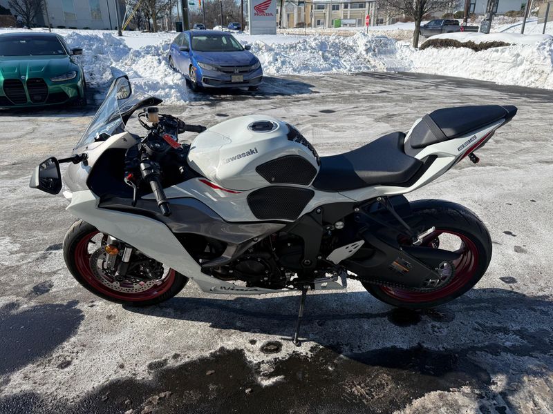 2025 Kawasaki Ninja ZX6R ABS KRT EditionImage 2