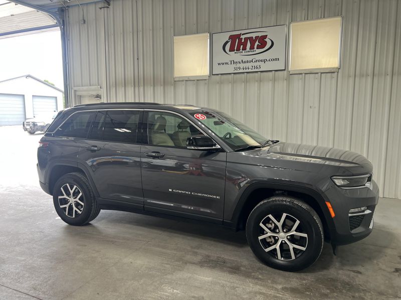 Used 2025 Jeep Grand Cherokee LimitedImage 2