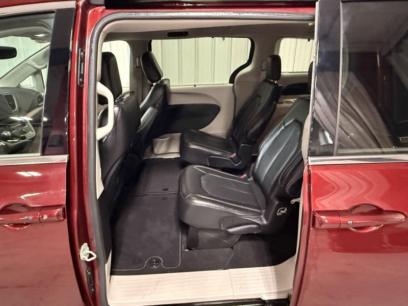 Used 2022 Chrysler Pacifica Touring LImage 18